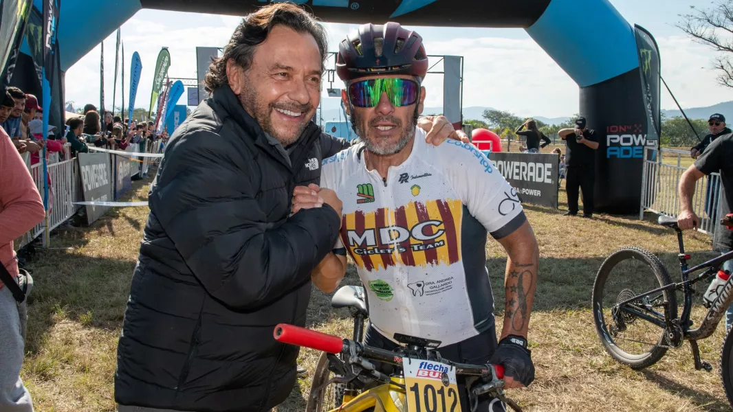 20527-saenz-acompanio-una-nueva-edicion-del-desafio-de-las-nubes-que-reunio-a-1250-ciclistas-en-salta.webp