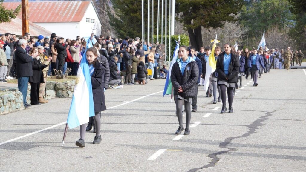 El intendente Walter Cortés participó del acto por el Día de la Bandera en la Escuela Militar de Montaña