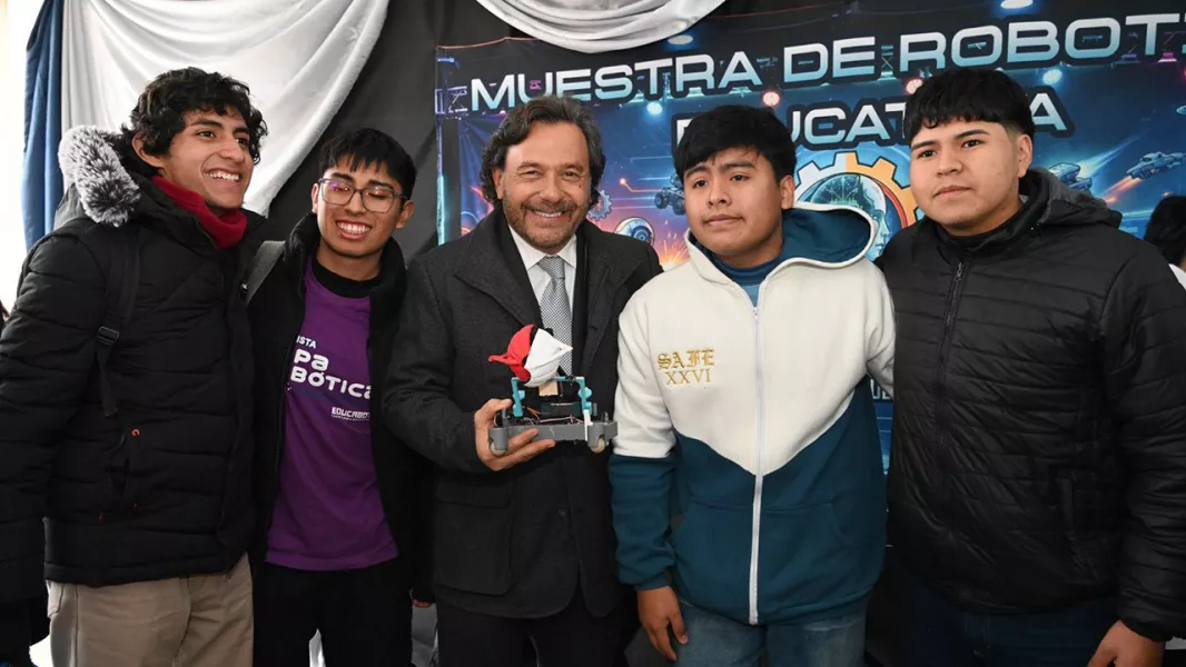 El Gobernador Gustavo Saenz acompaño a mas de 300 alumnos en lamuestra de Robotica educativa