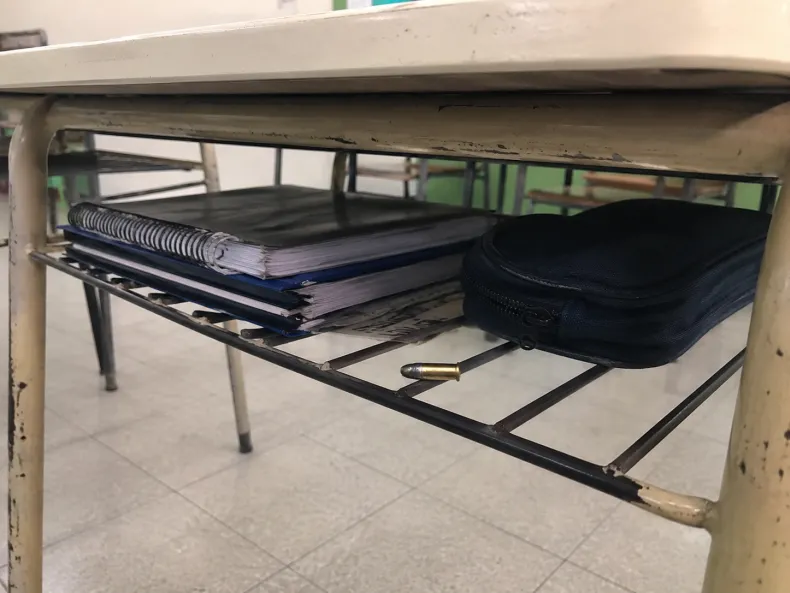 2.jpg Clorinda: Hallaron una bala calibre 45 dentro de un pupitre en una secundaria