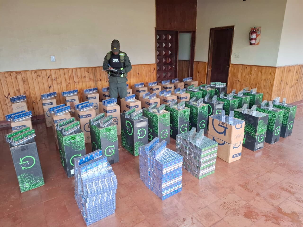 220217.jpg Puerto Piray: abandonaron una camioneta tras evadir un control y Gendarmería secuestró 20.000 paquetes de cigarrillos de contrabando