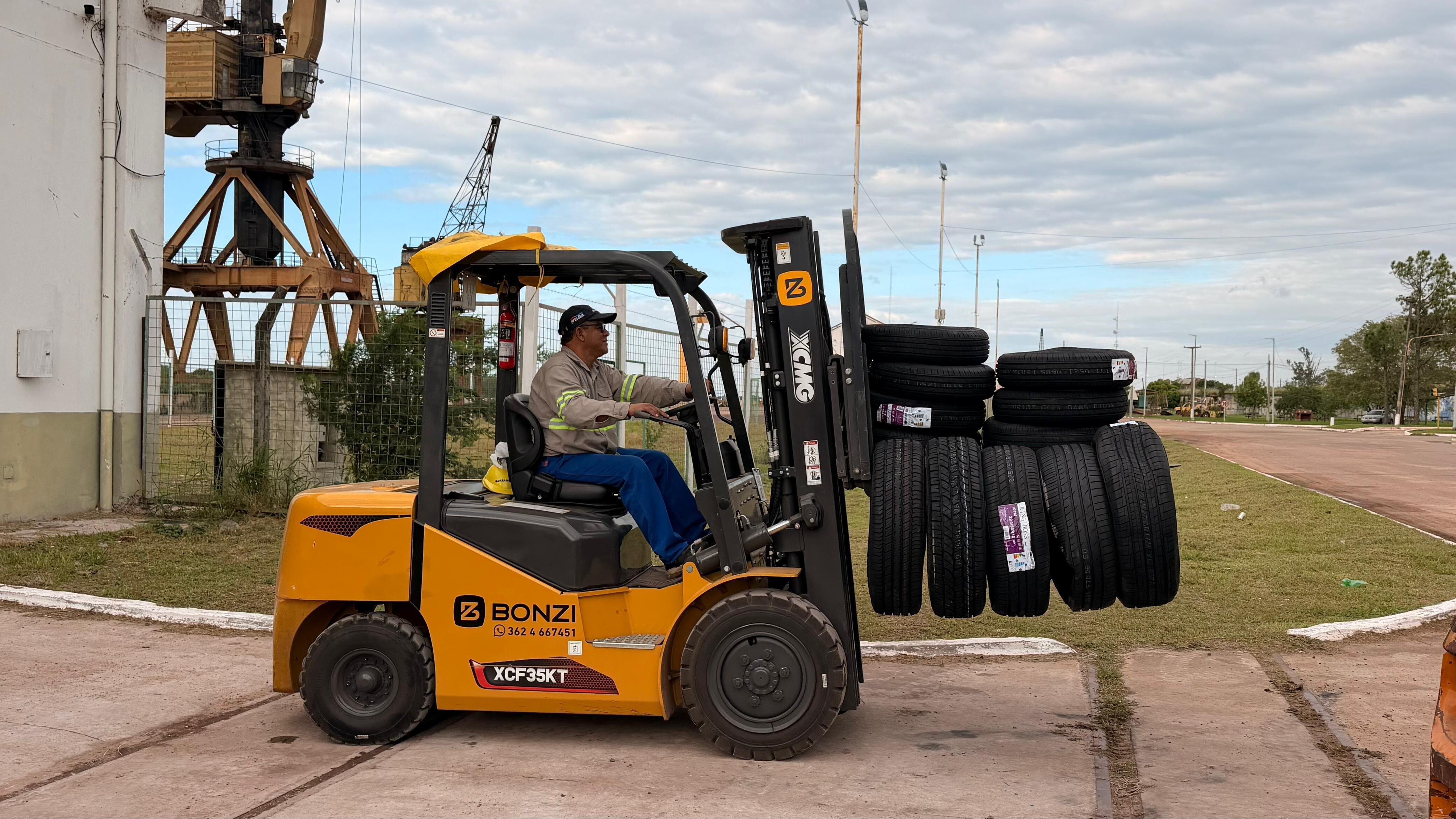 NUEVA OPERATORIA EN EL PUERTO DE BARRANQUERAS: IMPORTACIÓN DE 1.640 CUBIERTAS DESDE CHINA