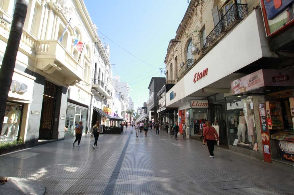 Los locales vacíos de la peatonal se siguen ocupando pese a la crisis