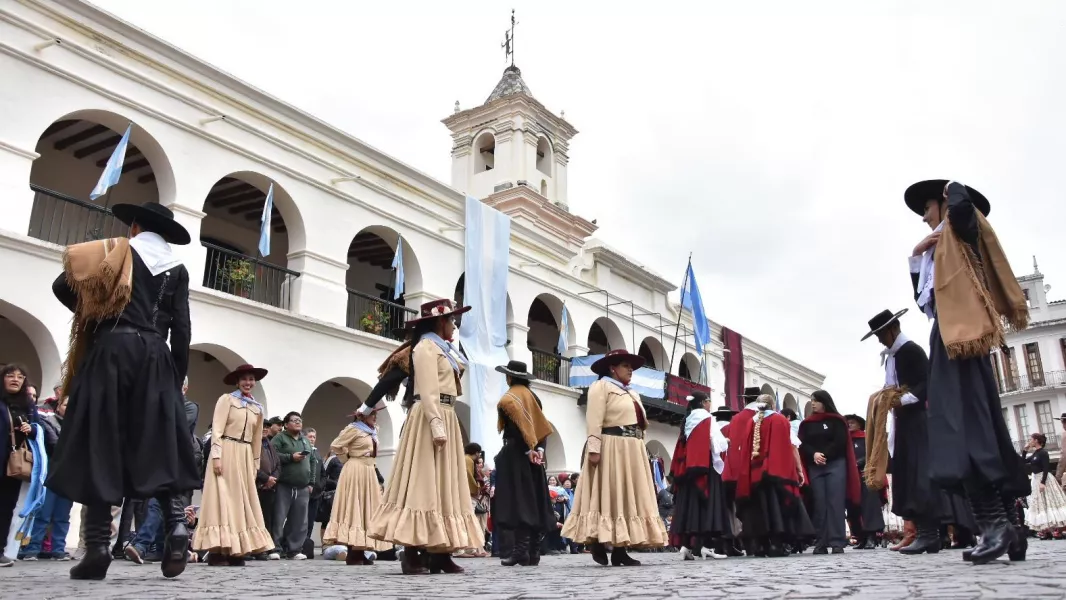 GALA, DANZA Y TRADICIÓN: MULTITUDINARIA CONVOCATORIA EN LAS CELEBRACIONES DEL 25 DE MAYO EN SALTA