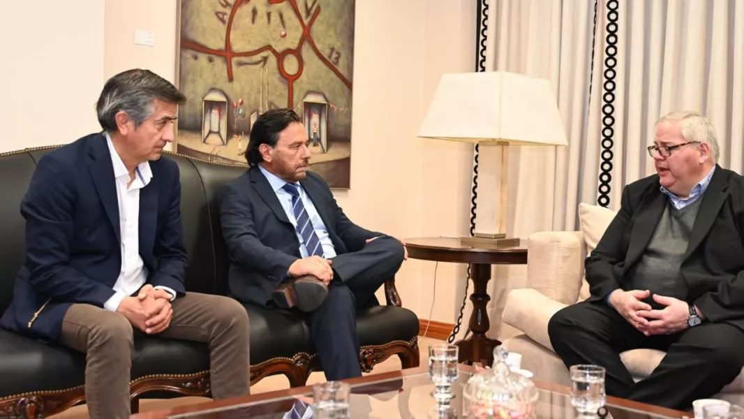 23815-saenz-con-directivos-de-abrasilver.webp
