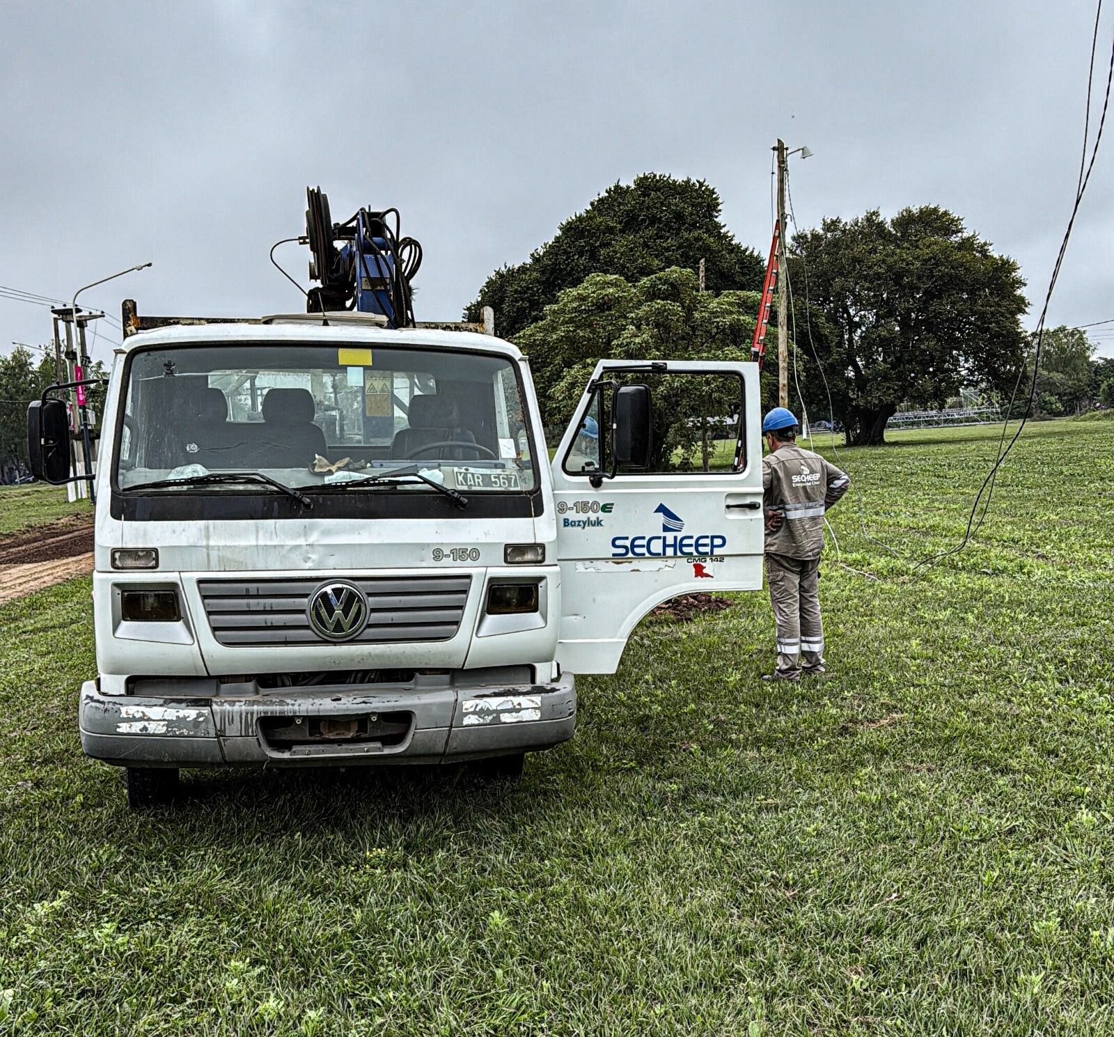 ISLA DEL CERRITO: SECHEEP REFUERZA EL SERVICIO ELÉCTRICO Y RENUEVA EL ALUMBRADO PARA EL TORNEO DEL DORADO