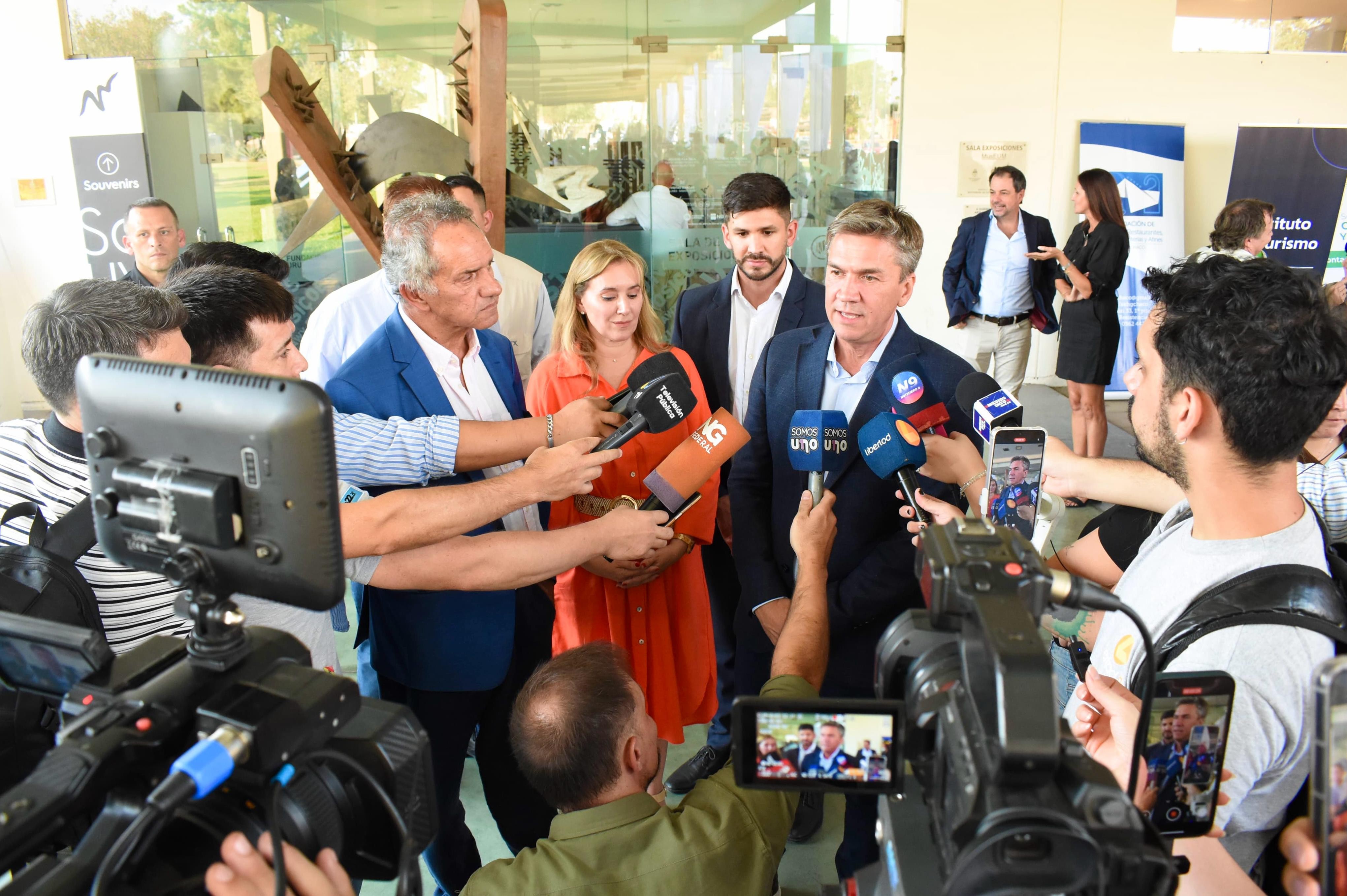 2432db74-62a2-442c-93ab-a4ff31664817.jpg EL GOBERNADOR ZDERO RECIBIÓ A SCIOLI Y PRESENTÓ “DESTINO CHACO”. ADEMÁS, SE ADELANTÓ LO QUE SERÁ LA BIENAL 2026