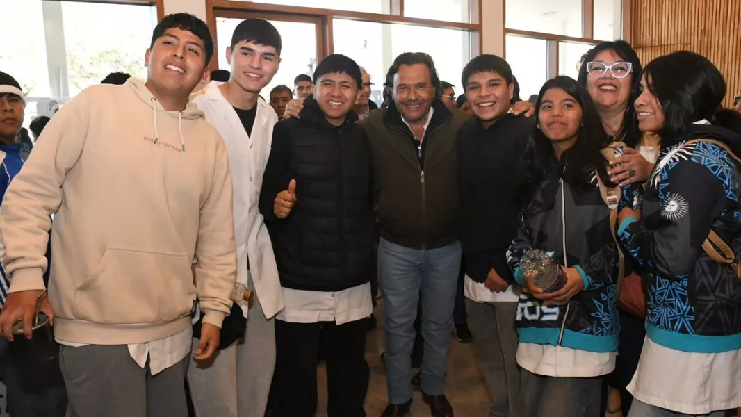 24413-saenz-en-la-expo-cafayate-seguimos-generando-oportunidades-para-que-los-jovenes-estudien-se-capaciten-y-construyan-su-futuro-en-salta.webp