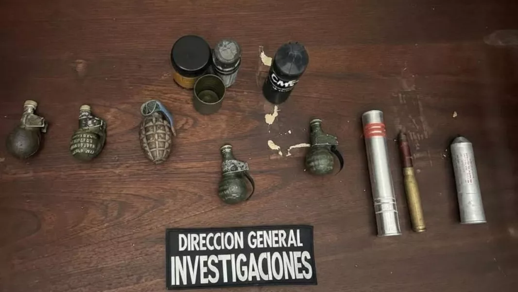24425-la-policia-de-salta-secuestro-armas-y-material-explosivo-durante-un-allanamiento-en-villa-las-rosas.webp