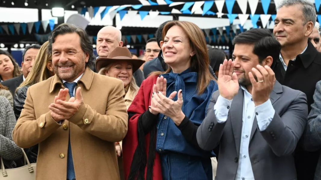 24636-saenz-y-pettovello-pusieron-en-marcha-el-tren-25-de-mayo-en-salta-trabajamos-juntos-para-acercar-servicios-a-nuestra-gente.webp
