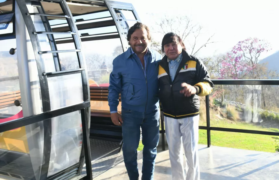 Salta homenajeó a ricky maravilla con una escultura en la cima del cerro aladelta