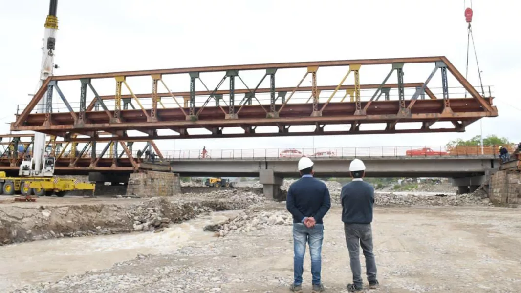 Avanza el traslado del histórico puente de vaqueros para construir una nueva conexión vial