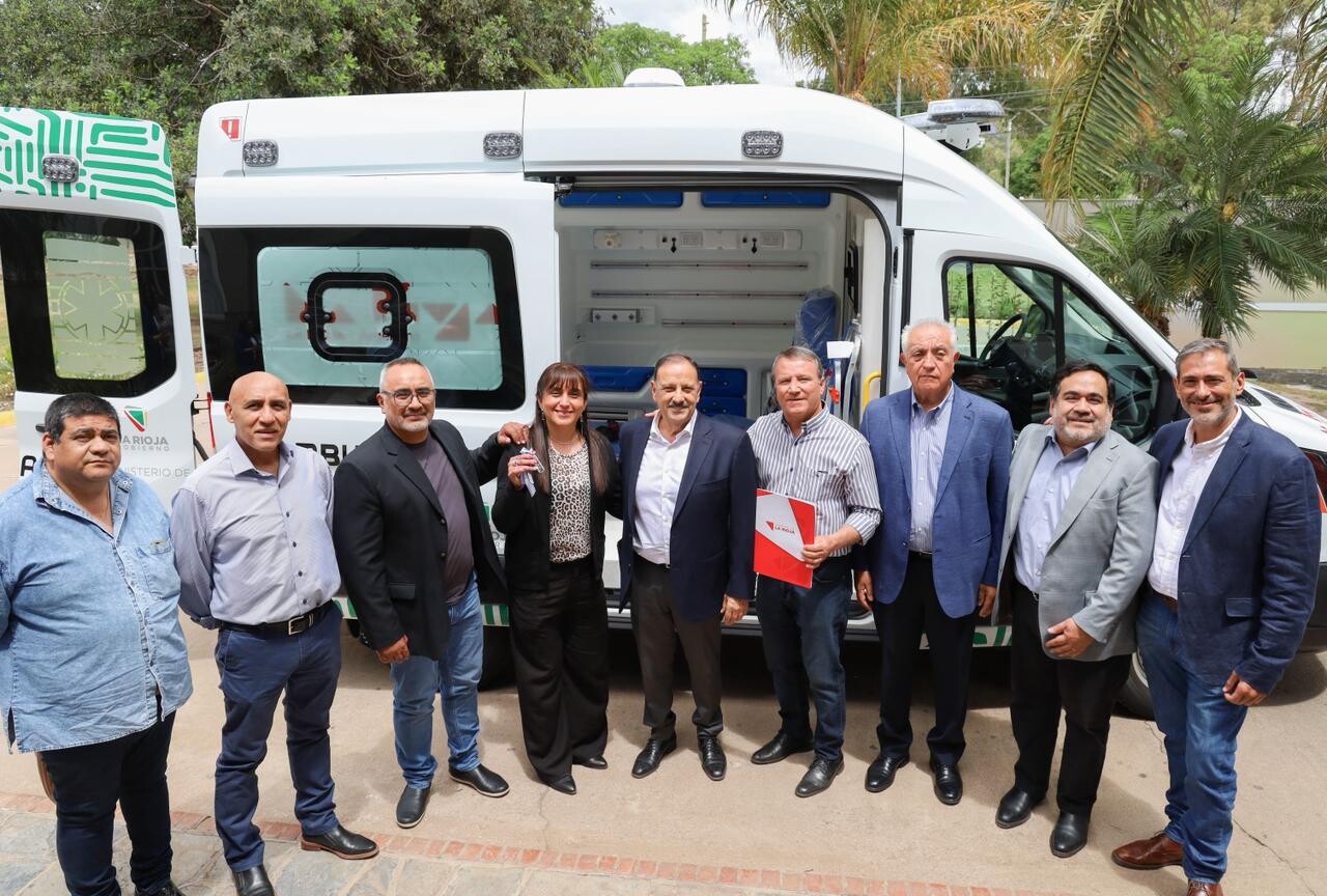 El Gobierno provincial continúa reforzando el sistema sanitario con la entrega de una ambulancia al Hospital de Nonogasta