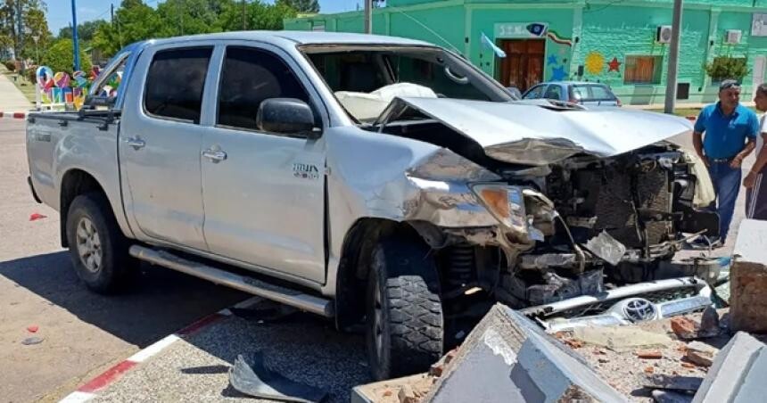 297538.jpg Accidentes en Telén: una Hilux derriba el monumento al fundador tras un choque