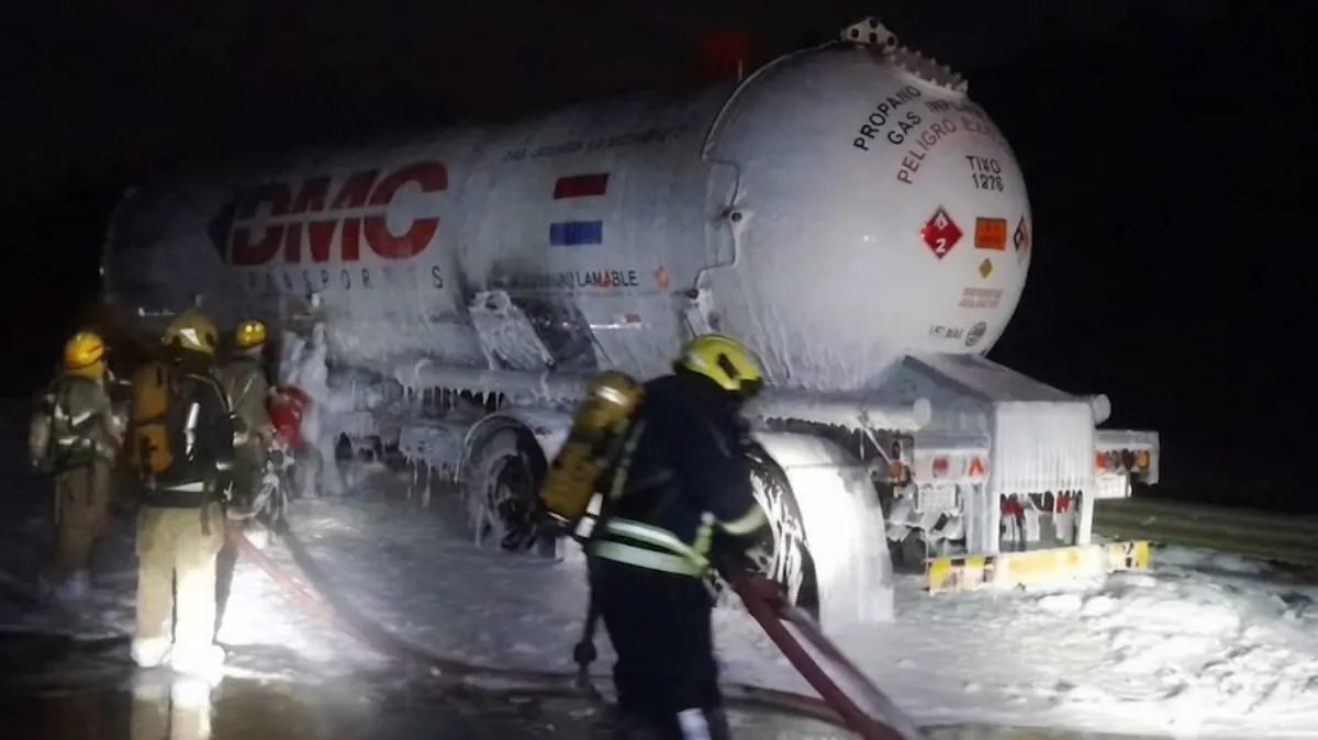 Un camión cisterna cargado con gas se incendió en la Autovía 14 y obligó a cortar el tránsito.