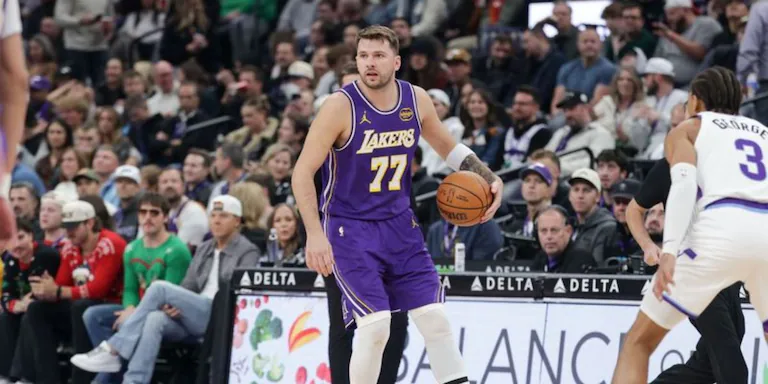 Doncic desata una noche histórica con 60 puntos en medio de un duro conflicto personal