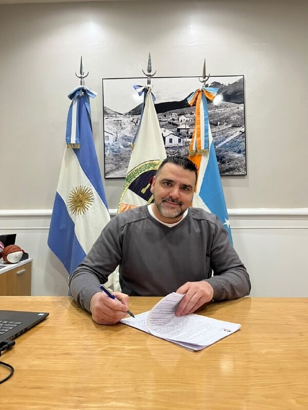 VUOTO FIRMÓ EL DECRETO DE ADJUDICACIÓN PARA LA PAVIMENTACIÓN DE LA CALLE DE LOS ÑIRES VUOTO FIRMÓ EL DECRETO DE ADJUDICACIÓN PARA LA PAVIMENTACIÓN DE LA CALLE DE LOS ÑIRES