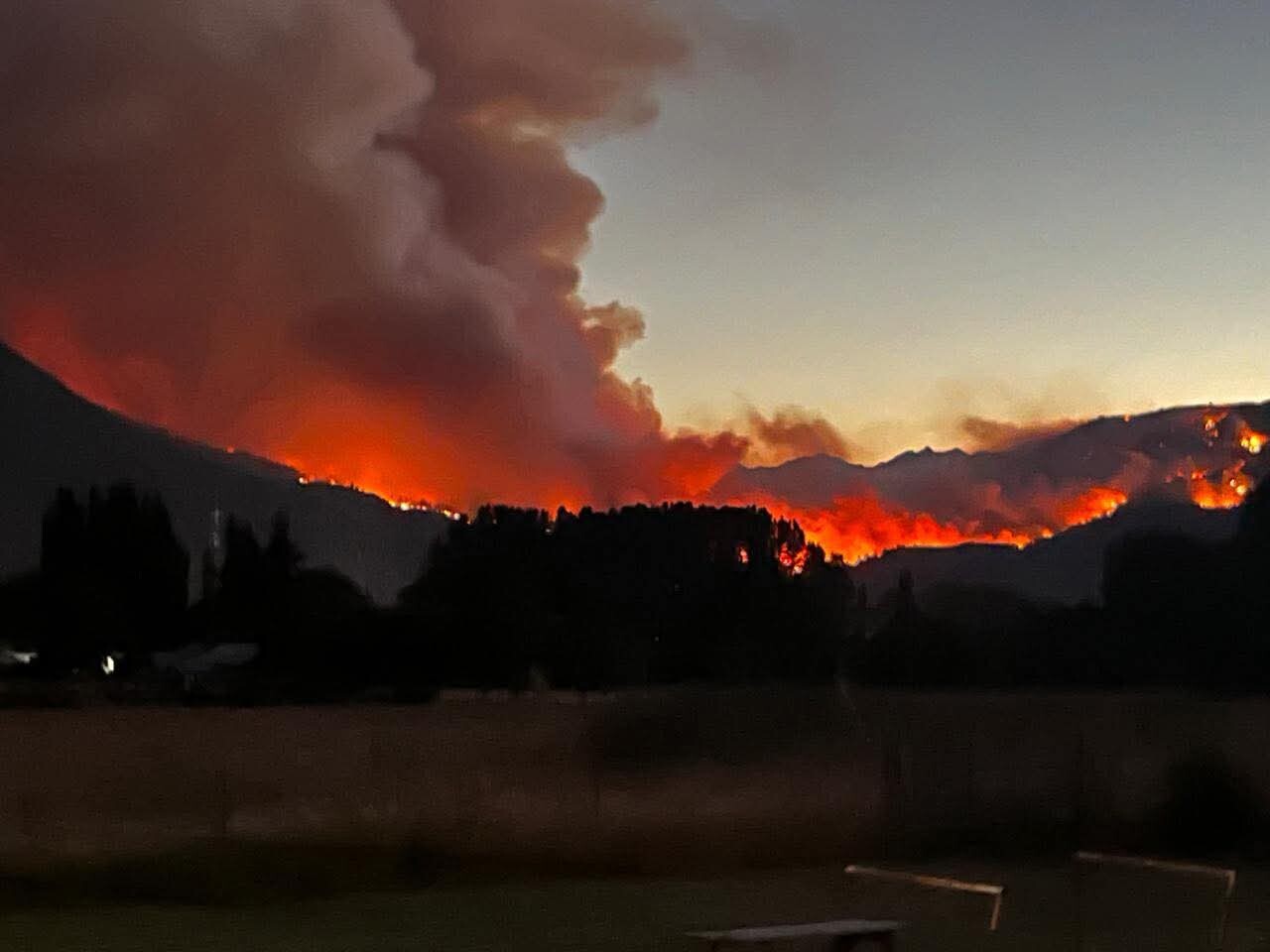 URGENTE: Evacúan familias en Epuyén por el avance del incendio y el cruce del fuego sobre la Ruta 40
