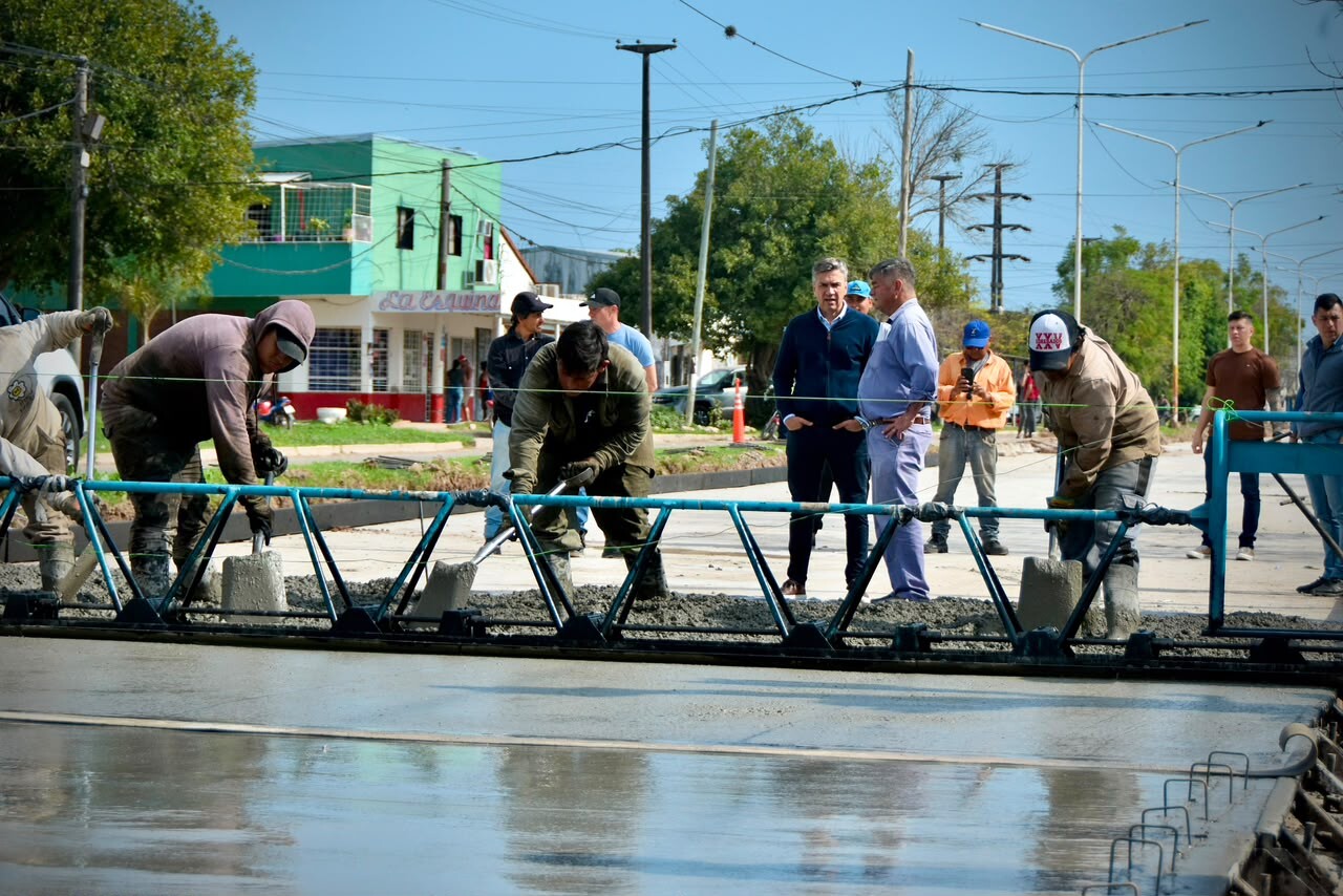 2cdc0edd-f52c-4790-8b7e-077fbd1baef5.jpg BARRANQUERAS: CON RECURSOS PROPIOS, EL GOBIERNO PROVINCIAL AVANZA CON LA PAVIMENTACIÓN DE LA AVENIDA LAS PIEDRAS