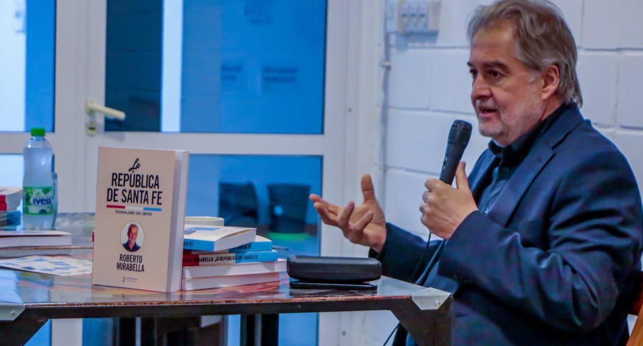 “La República de Santa Fe”,  libro escrito por Roberto Mirabella, que lo presentó en la UTN de Reconquista.