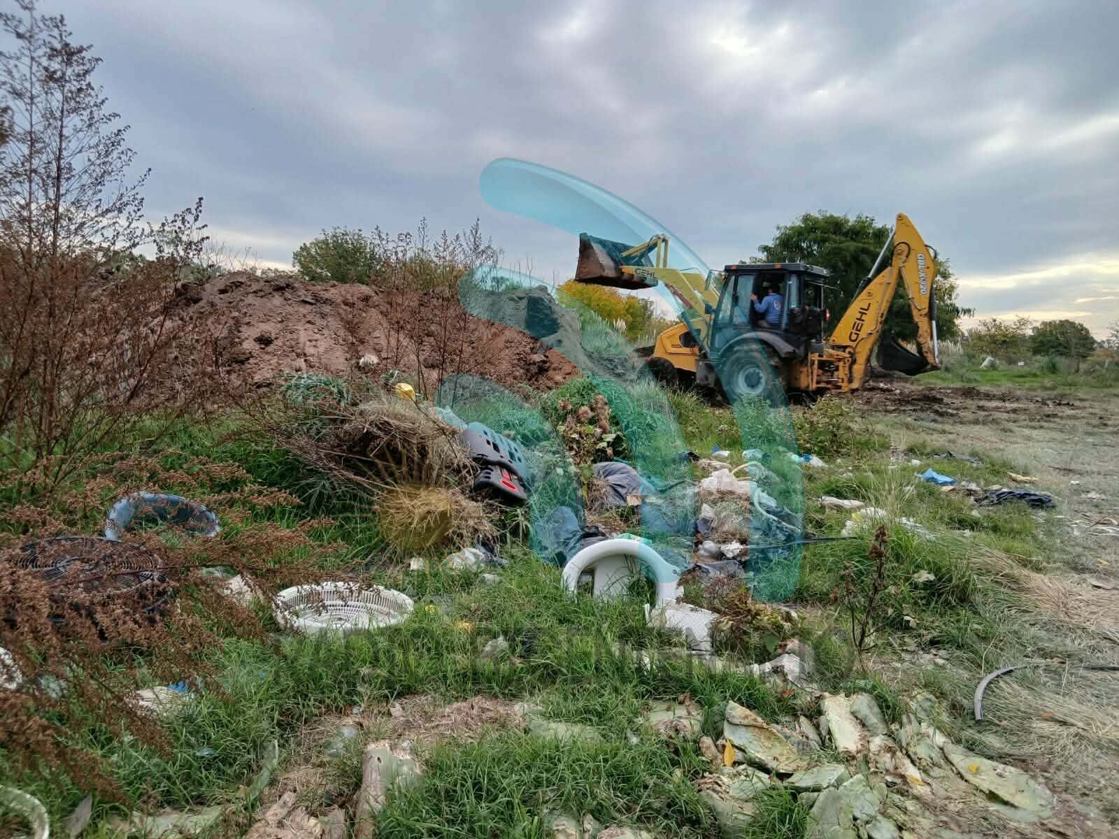 2d403bd1-3ed5-4e69-992b-bd6c16a0a2aa.jpg Fosa,ramas y bolsas de residuos : » El basural que preocupa en el barrio Marabo «