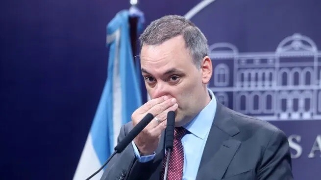 2.jpg Crisis sin fin del Gobierno: ahora piden la detención de Manuel Adorni por «apretar a un testigo»