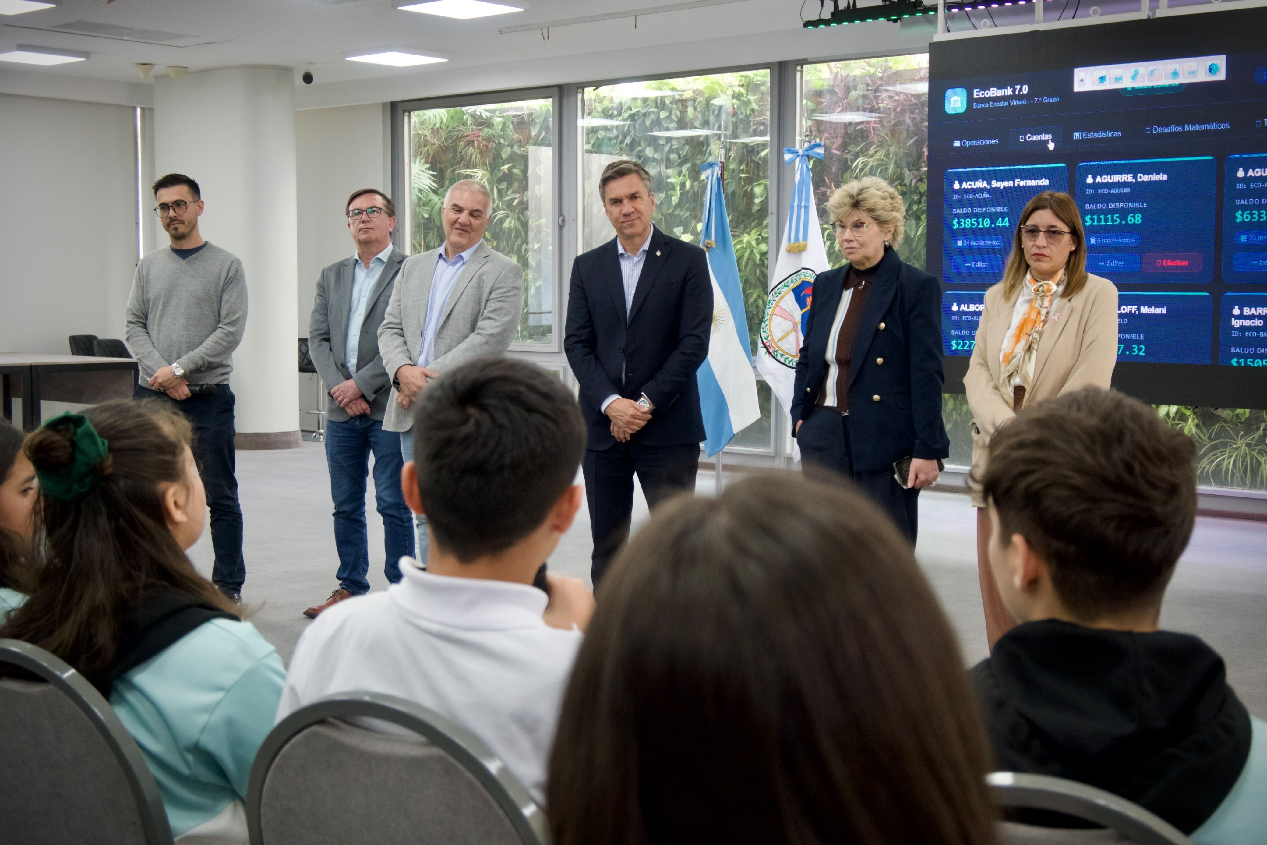 ALUMNOS DE EL ZAPALLAR PRESENTARON AL GOBERNADOR ZDERO SU PROYECTO DE BANCA VIRTUAL QUE FUE DESTACADO EN LA FERIA NACIONAL DE CIENCIAS
