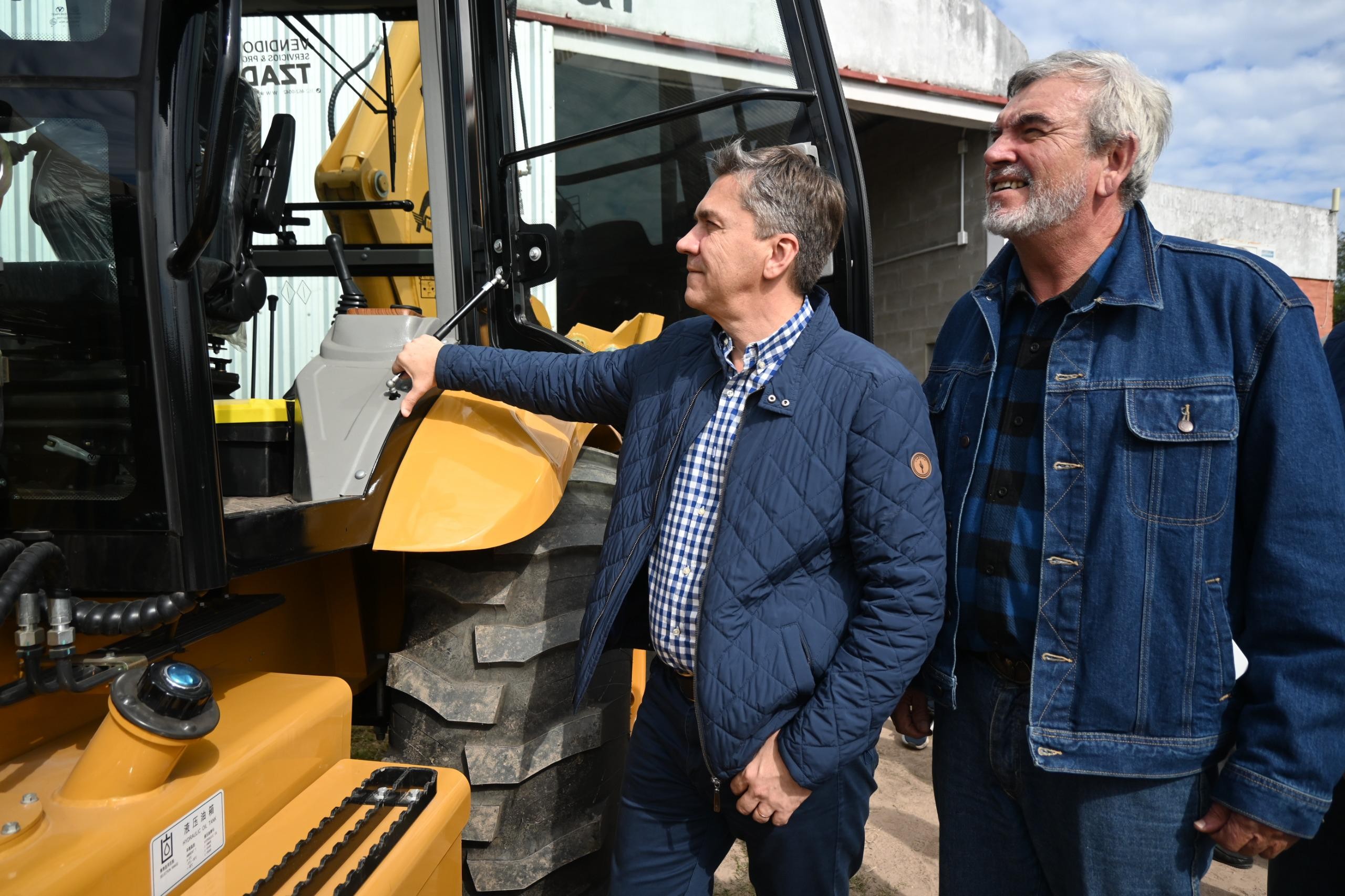 ESTE SÁBADO: SE ENTREGÓ UNA NUEVA MAQUINARIA PARA EL CONSORCIO CAMINERO N°65 «TACUARÍ ESTE» DE PUERTO VILELAS