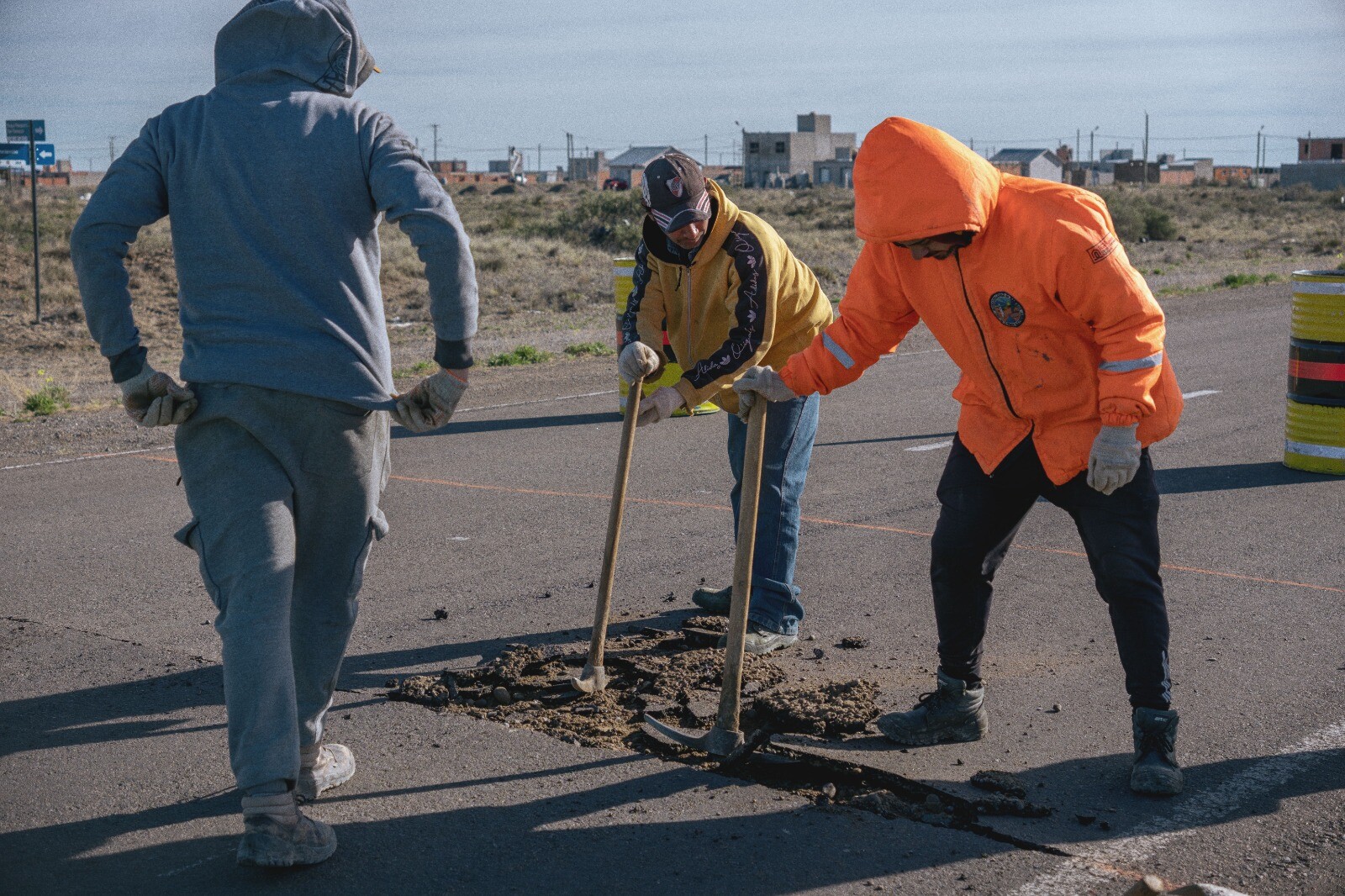 3- COLOCACIÓN DE RETARDADORES.jpeg La Municipalidad de Rawson ejecuta trabajos de colocación de retardadores de Velocidad