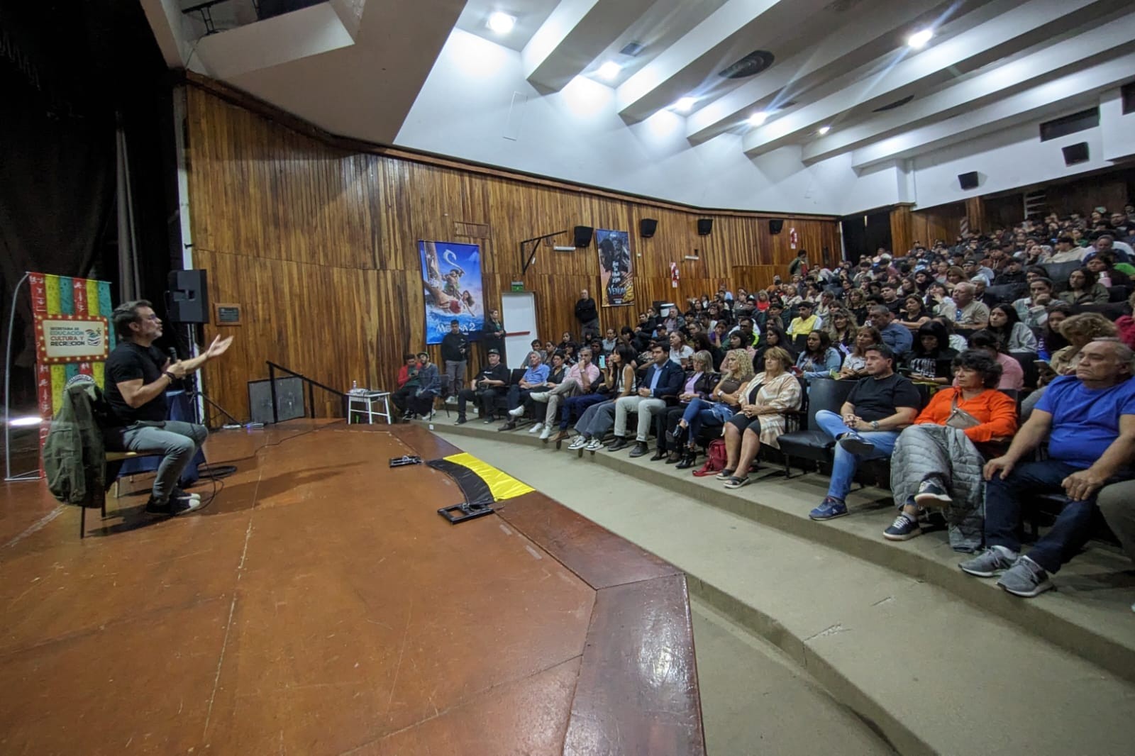 RAWSON: Exitosa charla de Gastón Pauls sobre prevención de adicciones