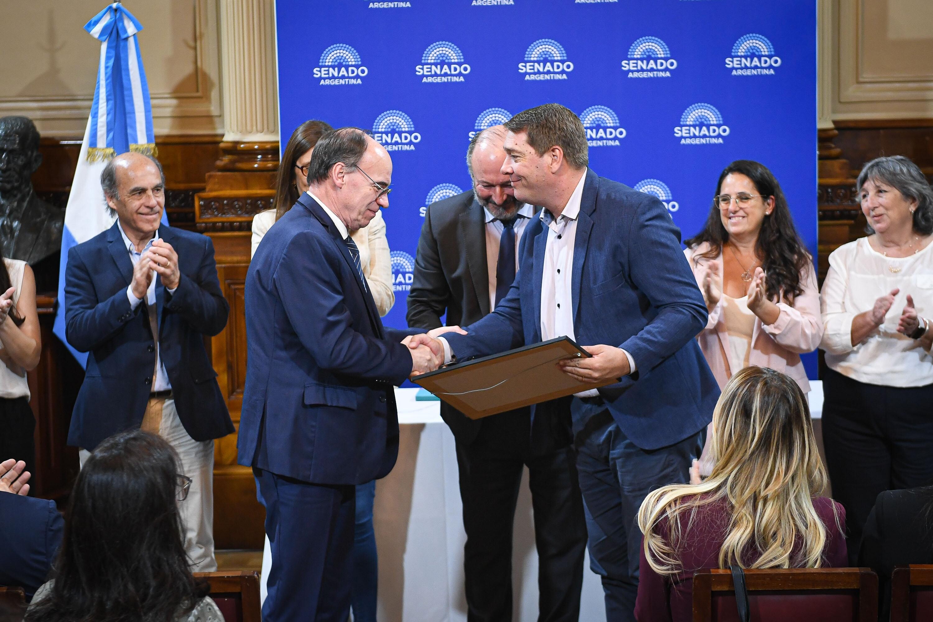 3-EL SENADO REALIZÓ UNA MENCIÓN ESPECIAL A RAWSON.jpeg