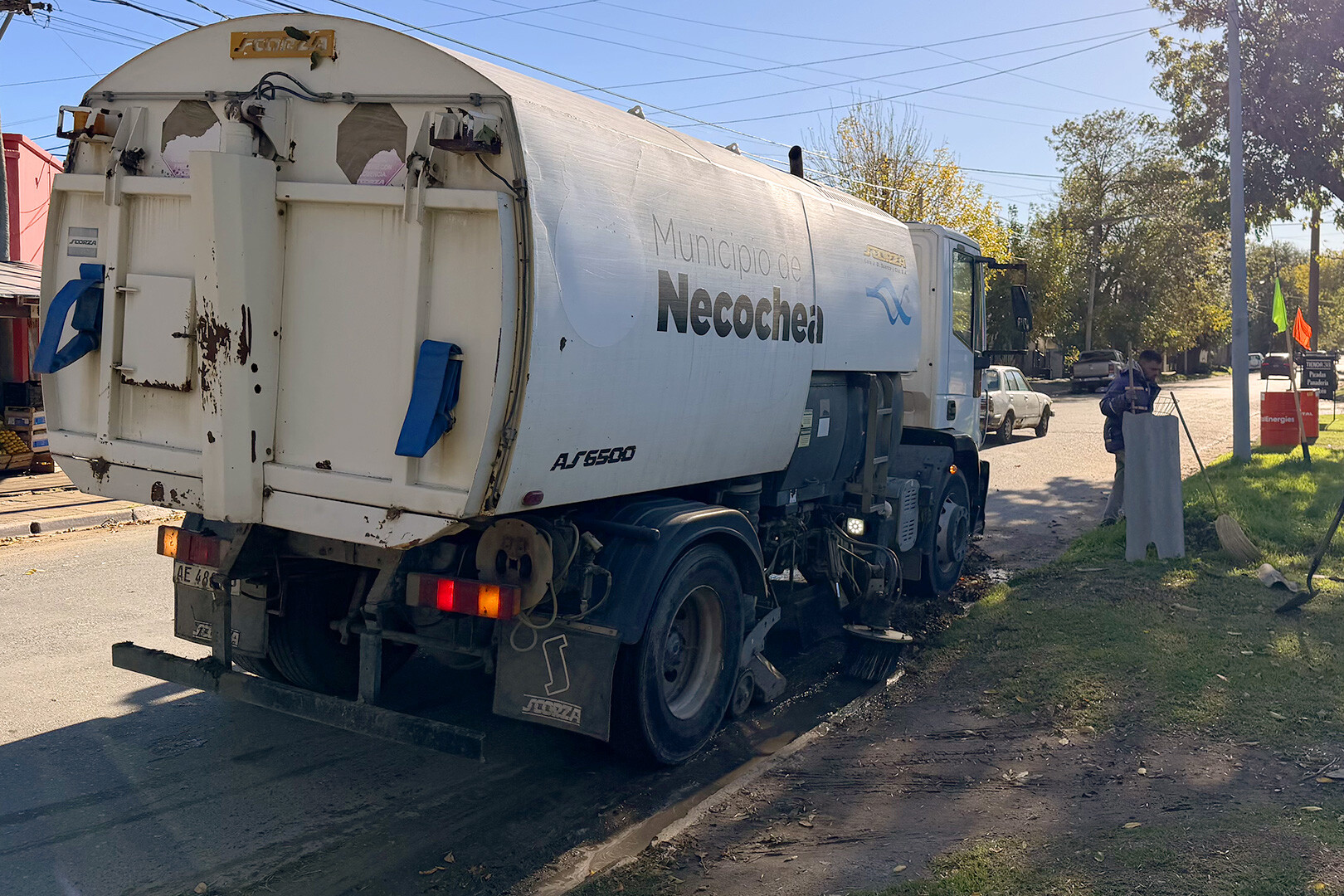 Limpieza urbana: articulan el trabajo entre barredoras y cuadrillas para mantener la ciudad en condiciones