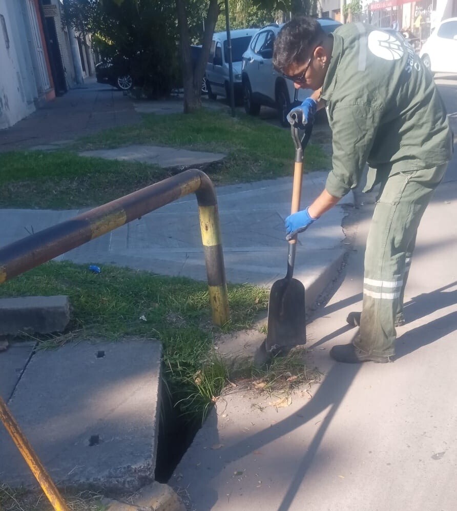 30fe1296-2ee9-475c-8867-b80e1fa83b74.jpeg Se realizan tareas de desobstrucción y limpieza en la red de desagües