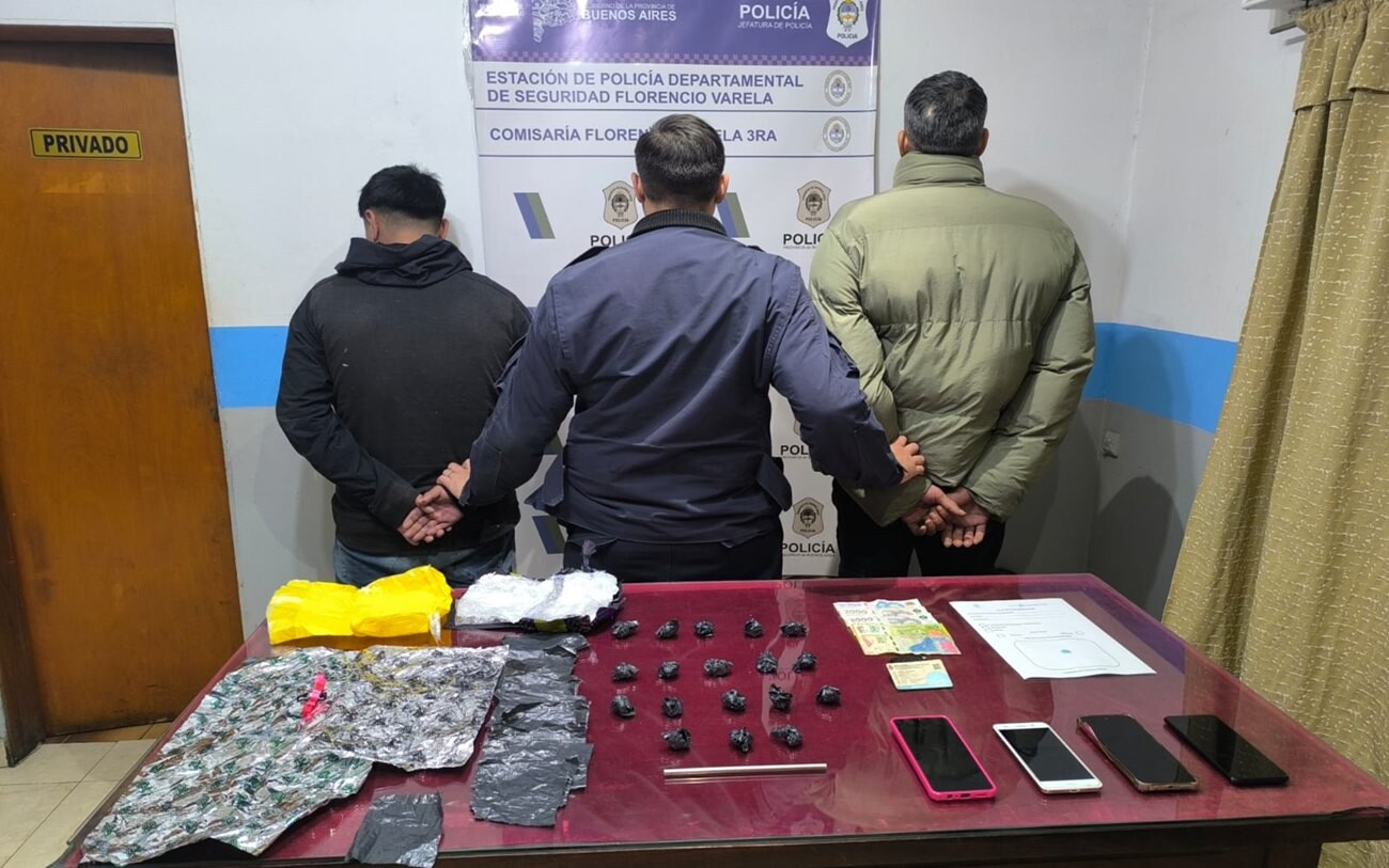 Detuvieron a dos personas que trasladaban estupefacientes en un auto robado