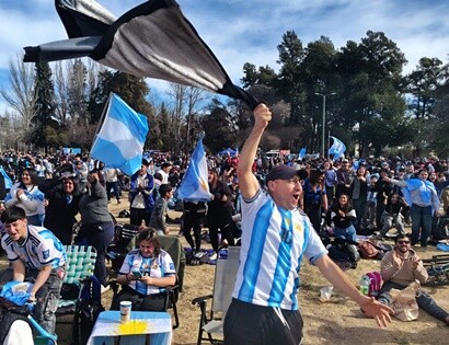 EMOTIVO FESTEJO EN EL PARQUE POR LA CLASIFICACIÓN DE LA SELECCIÓN ARGENTINA