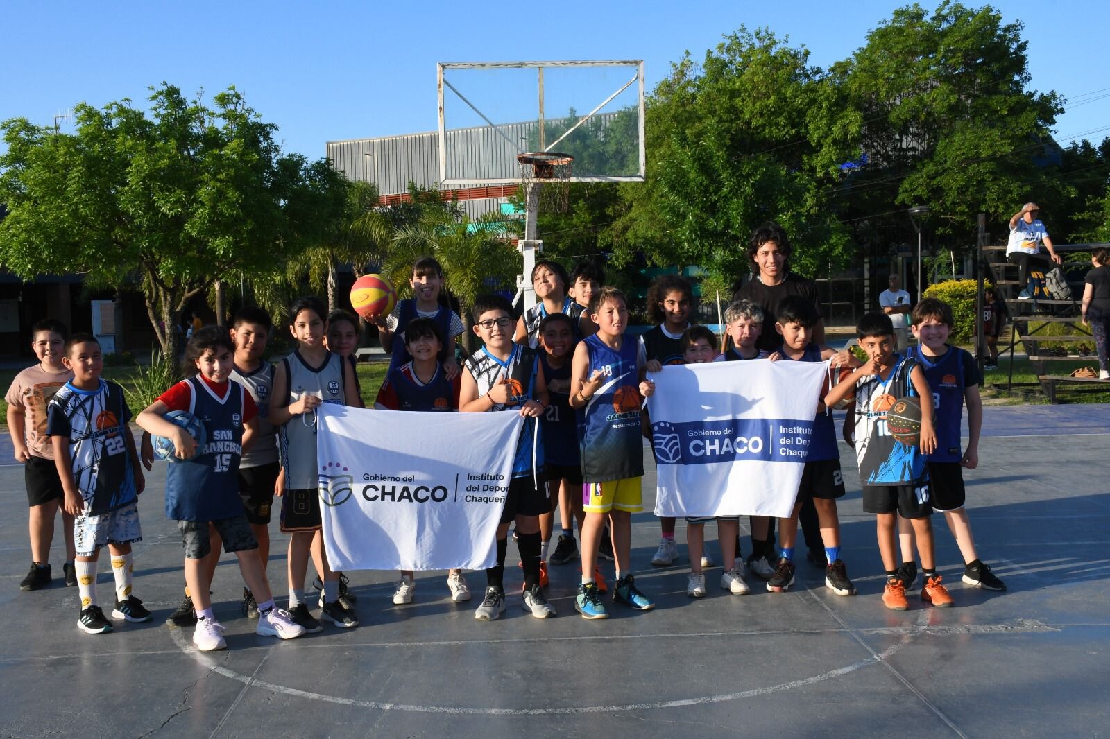 EL INSTITUTO DEL DEPORTE CHAQUEÑO INVITA A SUMARSE A LAS CLASES GRATUITAS DE BÁSQUET EN EL POLIDEPORTIVO JAIME ZAPATA