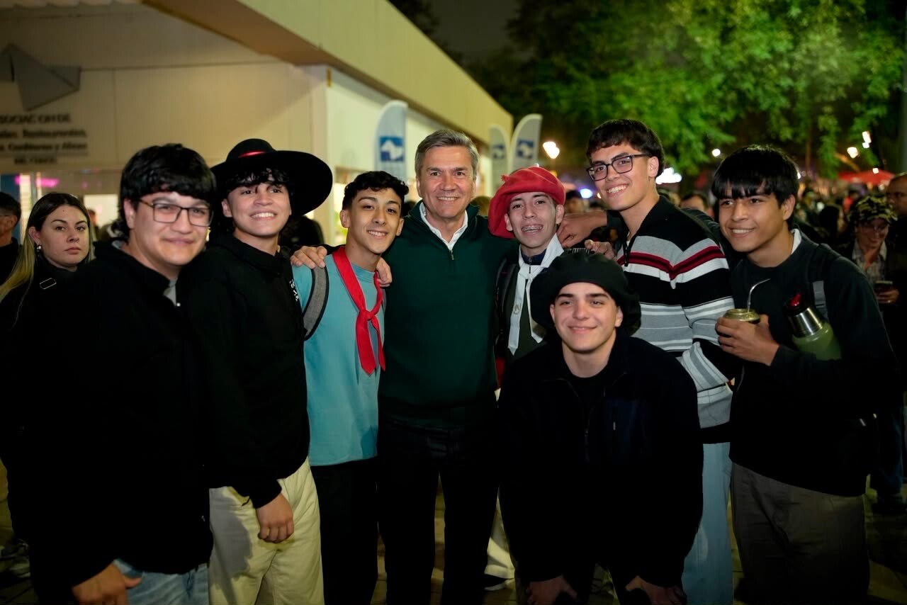 EL GOBERNADOR ZDERO COMPARTIÓ OTRA NOCHE DE BIENAL CON EMPRENDEDORES, TURISTAS Y LAS FAMILIAS