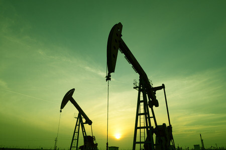 34499570-dos-misiones-de-la-unidad-de-bombeo-barra-de-equilibrio-del-ciguenal-en-campo-de-petroleo-en-la