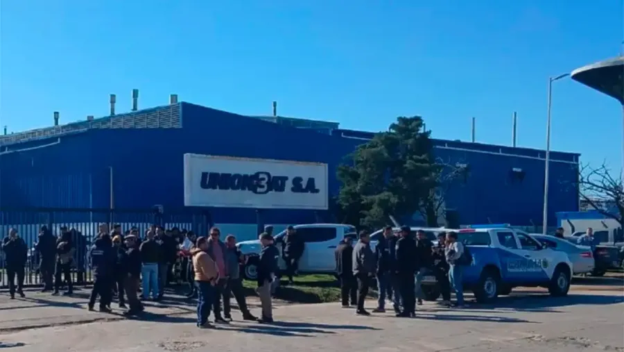 Una fábrica de baterías despidió a un centenar de trabajadores y crece la incertidumbre en Gualeguaychú.