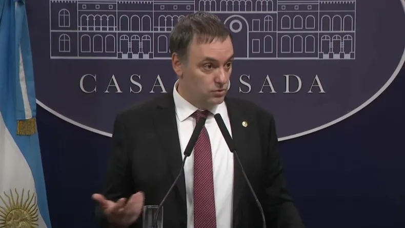 35d454f5-e304-4e83-881a-63441867fd6e.jpg Manuel Adorni delineó la nueva etapa del Gobierno: esquema cambiario, reformas urgentes y el fin del rol de vocero