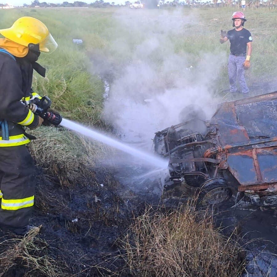 35d454f5-e304-4e83-881a-63441867fd6e.jpg Un automóvil volcó y se prendió fuego