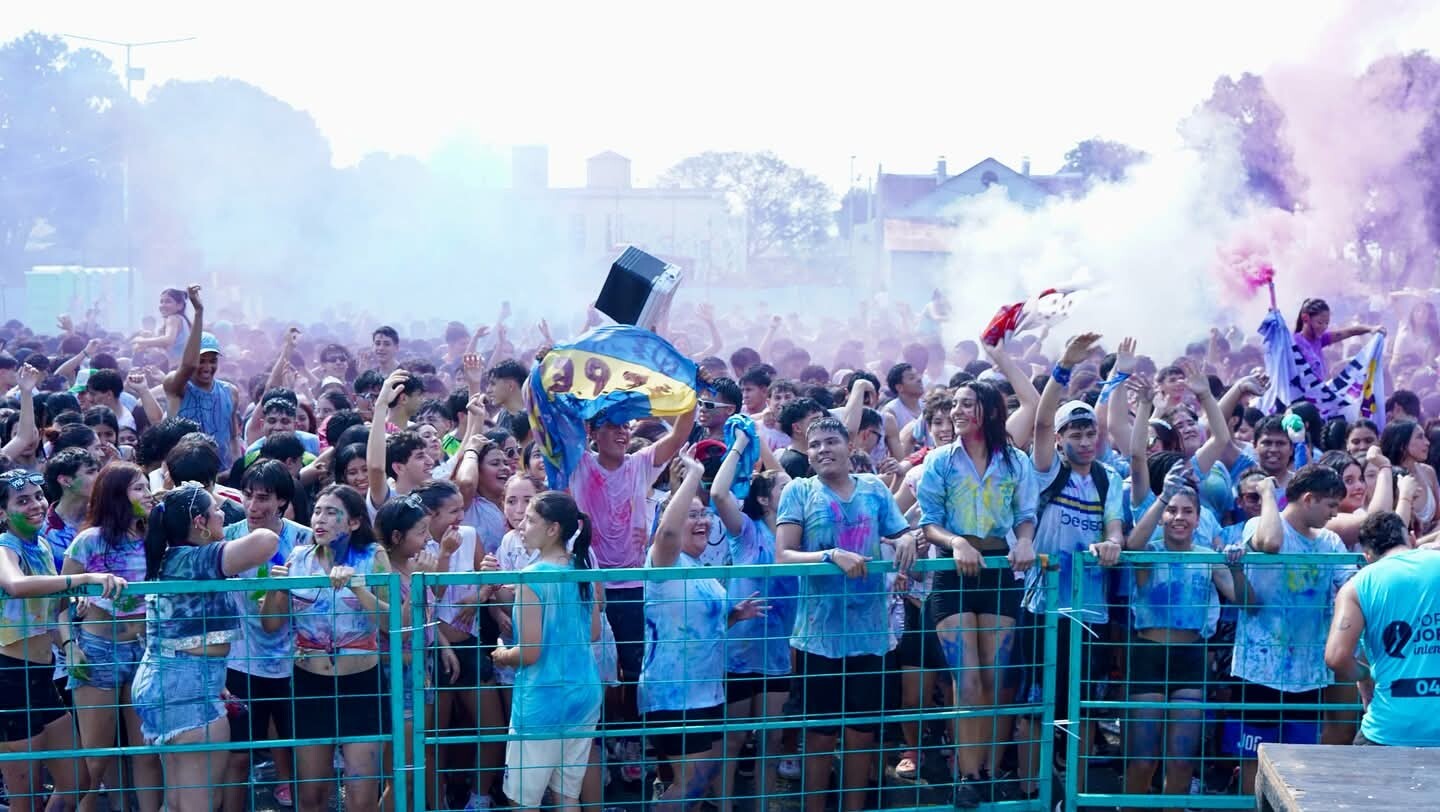 3.jpg A pura música y alegría, miles de jóvenes disfrutaron de la «Guerra de Colores»