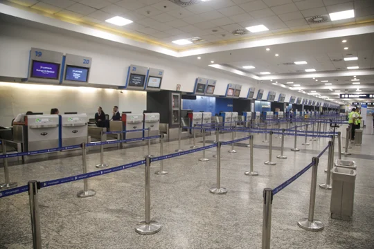 Cancelaciones y reprogramaciones de las líneas aéreas por el paro del jueves