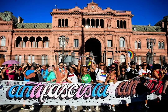El colectivo LGTBIQ+ se movilizó a Plaza de Mayo: críticas a Milei y fuerte presencia opositora