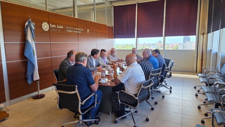 37189.jpg Encuentro de la cartera productiva con Cámaras de Viñateros