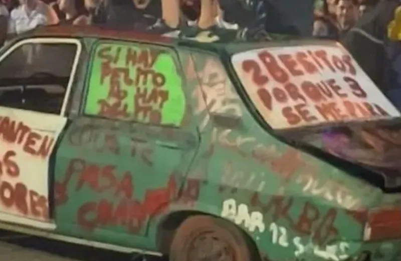 Escándalo en el carnaval de Lincoln: un auto desfiló con frases a favor de la pedofilia