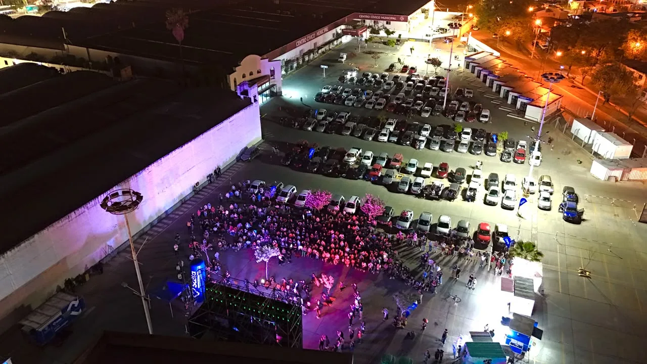 Una noche de música, baile y cine reunió a familias en el centro cívico municipal