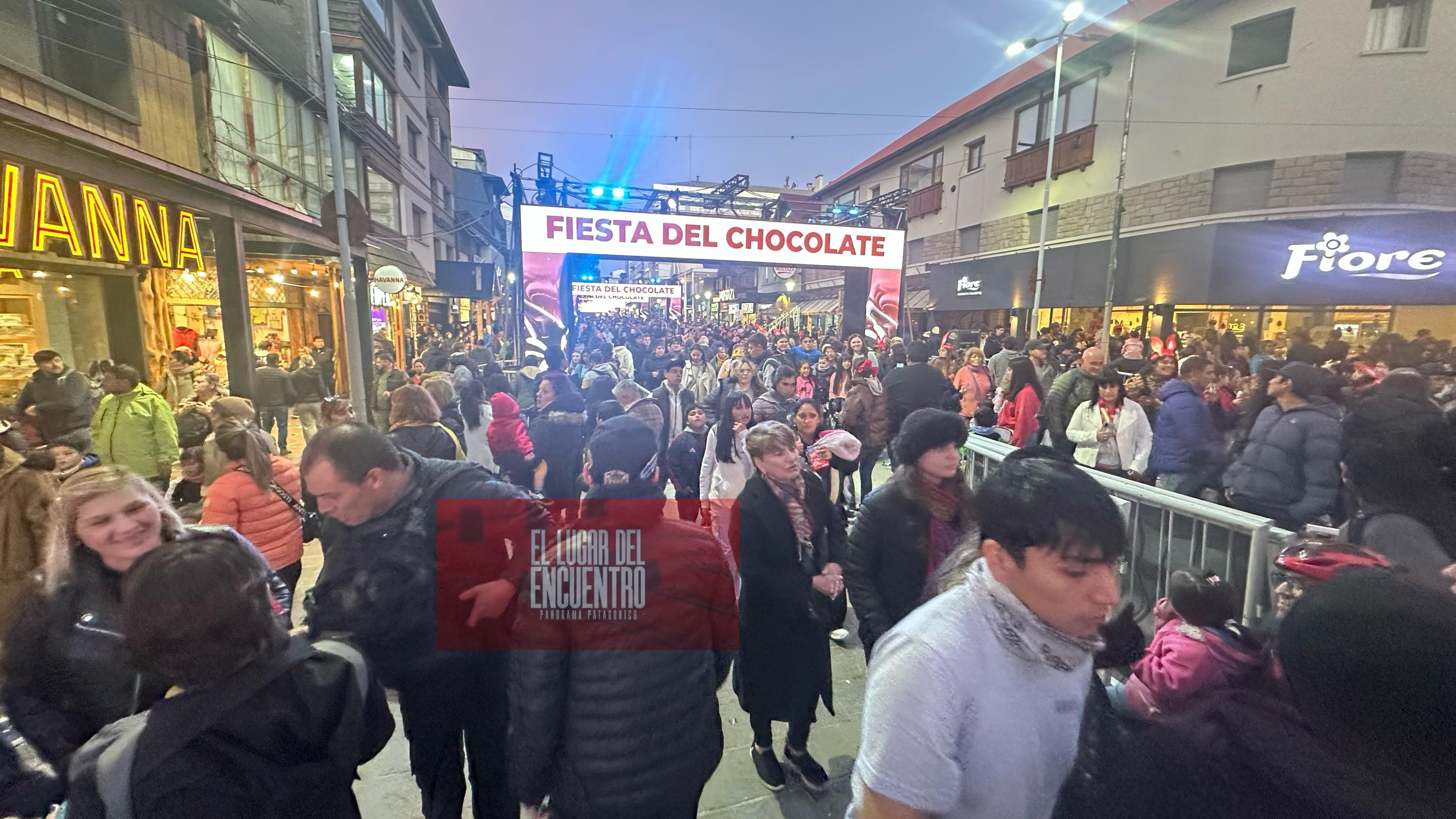 Fiesta Nacional del Chocolate en Bariloche; barra de 220 metros de sabor