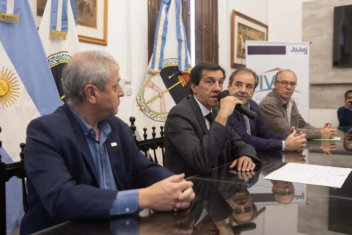 El gobernador Sadir impulsa soluciones habitacionales con firma de convenios para construcción de viviendas