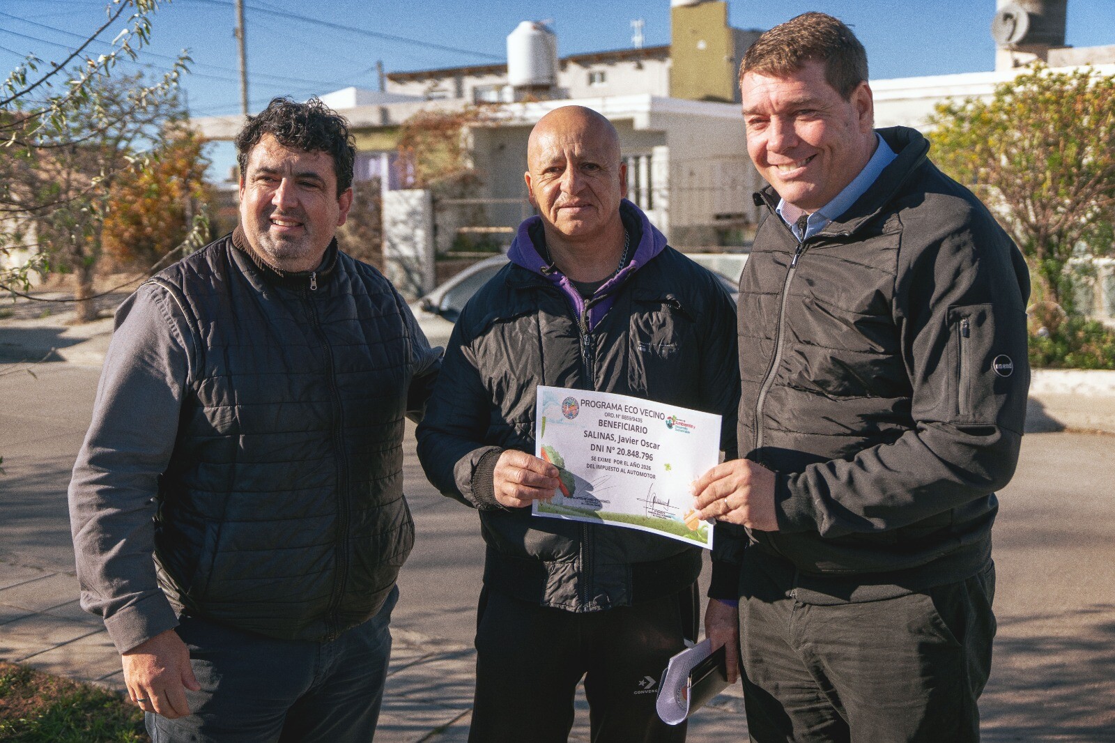 4-ECOVECINOS.jpeg “Programa EcoVecinos: reconocen a un vecino de Rawson por el cuidado de un boulevard”